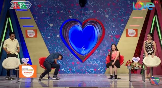 Anh chàng kêu tim anh đập nhanh lắm loay hoay tìm nút bấm vì sợ bỏ lỡ mất gái xinh-10