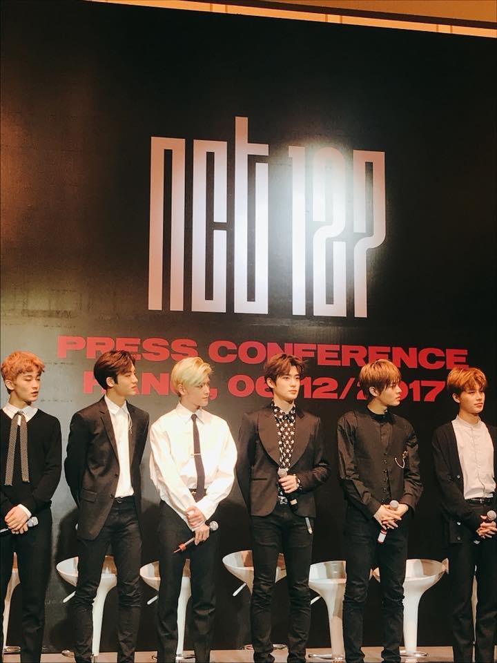 Một số fans may mắn được bốc thăm lên sân khấu để chụp ảnh cùng các idol Hàn Quốc-2