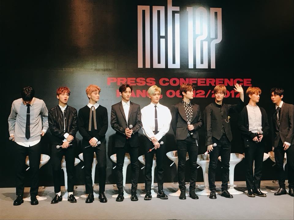 Một số fans may mắn được bốc thăm lên sân khấu để chụp ảnh cùng các idol Hàn Quốc-3