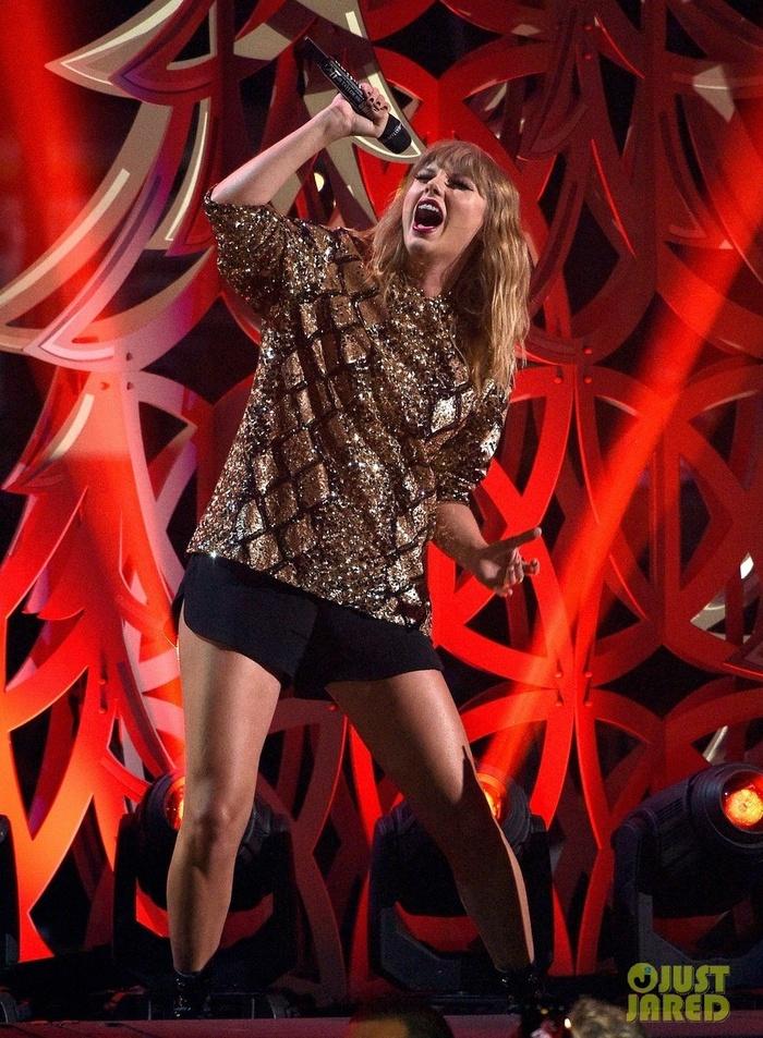 Biểu diễn với set đồ vừa lôi thôi vừa dìm hàng, chuyện gì đã xảy ra với Taylor Swift vậy?-4