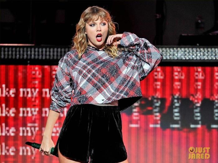 Biểu diễn với set đồ vừa lôi thôi vừa dìm hàng, chuyện gì đã xảy ra với Taylor Swift vậy?-5