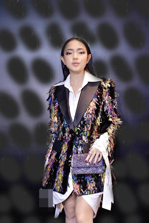 Đụng hàng đàn chị Tóc Tiên, fashion icon Châu Bùi vẫn ngời ngời khí chất-2