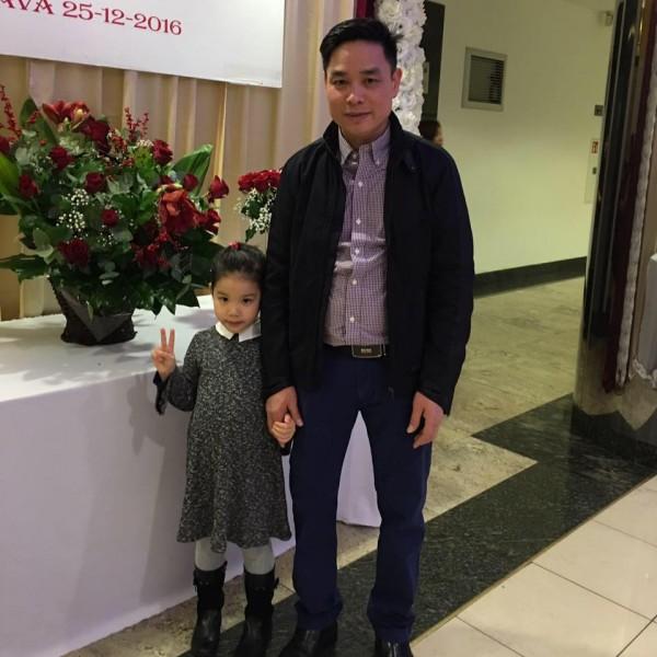 Bé gái 5 tuổi hát Tiếng đàn Tiếng đàn Talư cực hay trong đám cưới náo loạn cả hội trường-2