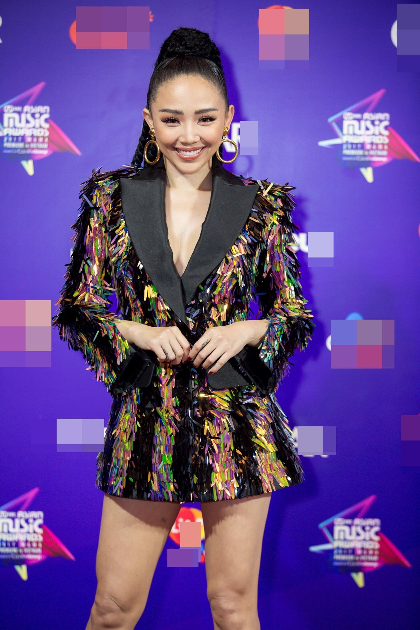 Đụng hàng đàn chị Tóc Tiên, fashion icon Châu Bùi vẫn ngời ngời khí chất-4