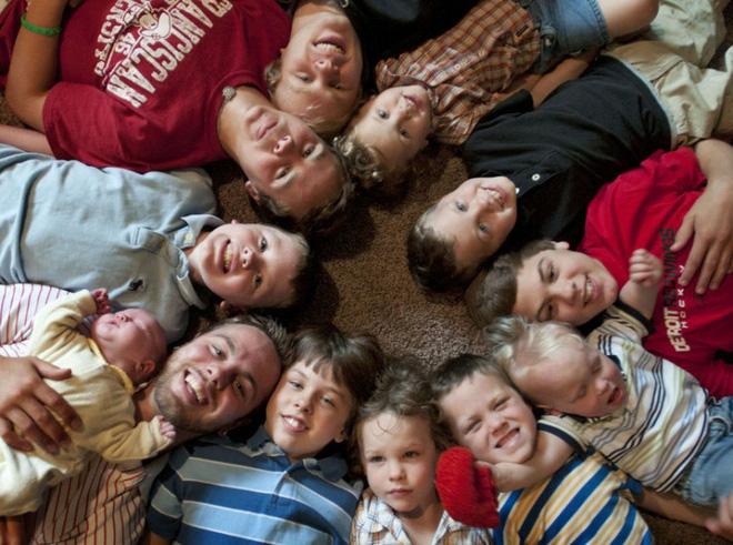 Cặp vợ chồng cố sinh bằng được con gái, đứa trẻ thứ 13 chào đời khiến họ không thốt nên lời-2