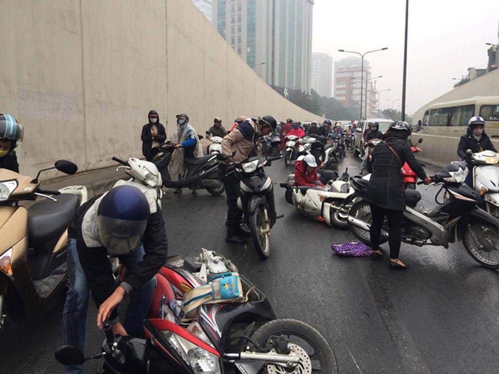 Xe máy ngã nhào la liệt trong hầm Kim Liên-1