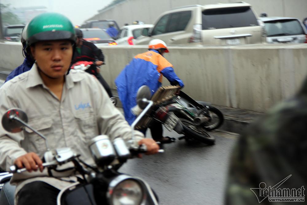 Xe máy ngã nhào la liệt trong hầm Kim Liên-5