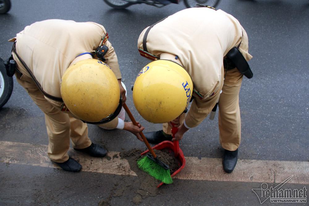 Xe máy ngã nhào la liệt trong hầm Kim Liên-7