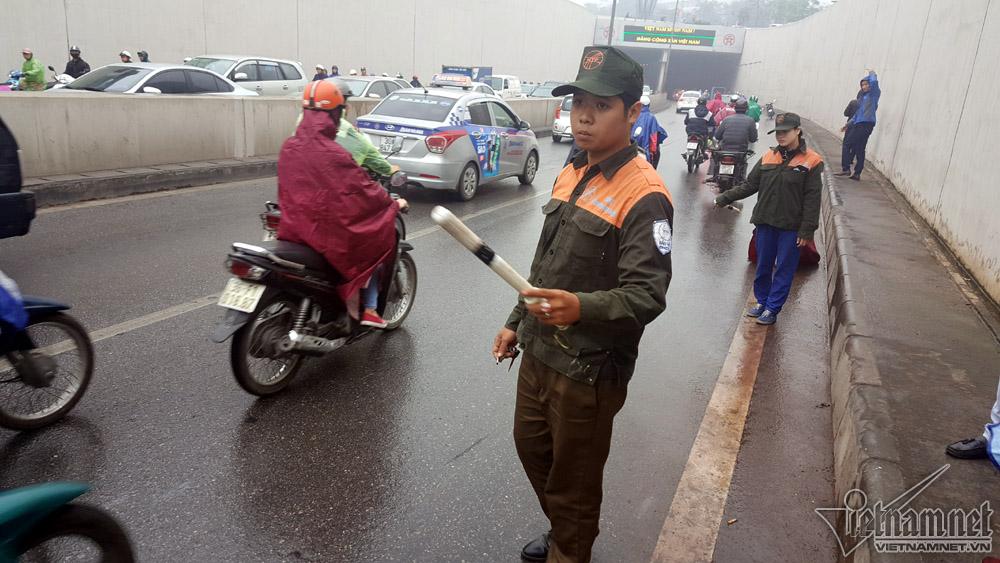 Xe máy ngã nhào la liệt trong hầm Kim Liên-10