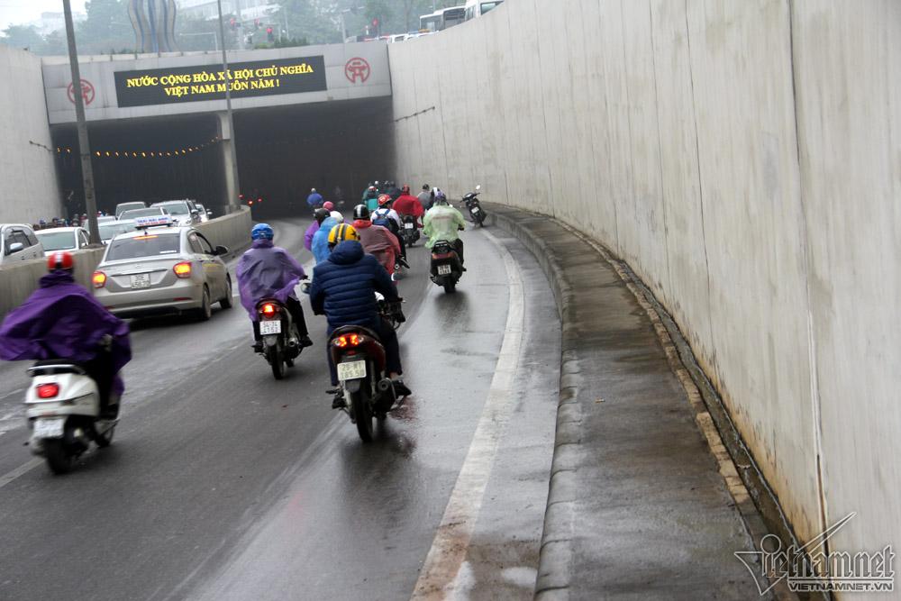Xe máy ngã nhào la liệt trong hầm Kim Liên-11
