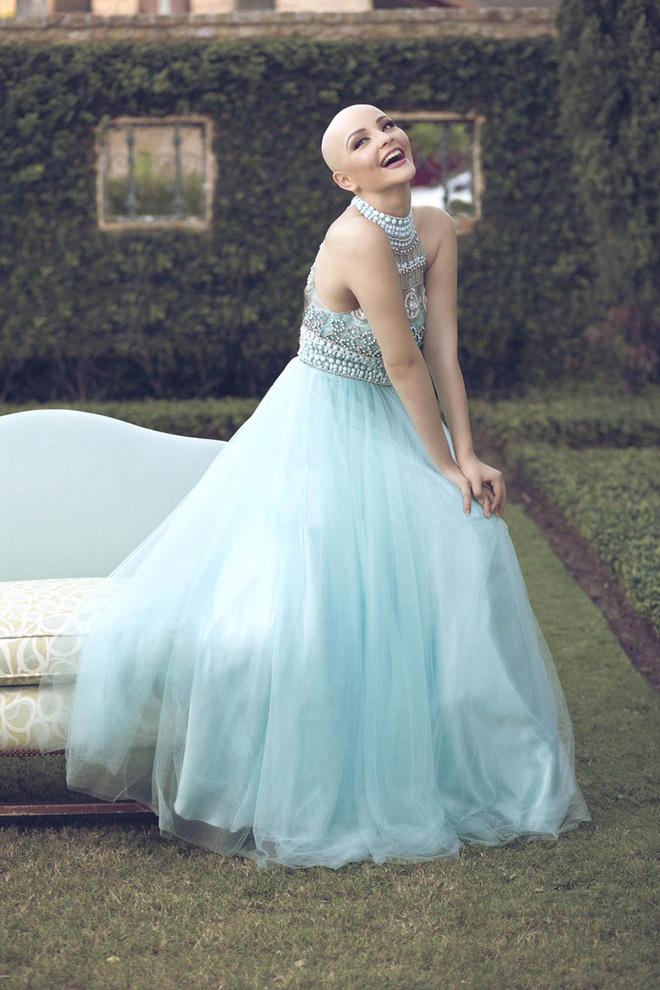 Cô gái 17 tuổi xinh như búp bê cắt trụi tóc để chụp ảnh, biết được sự thật ai cũng nể phục-7