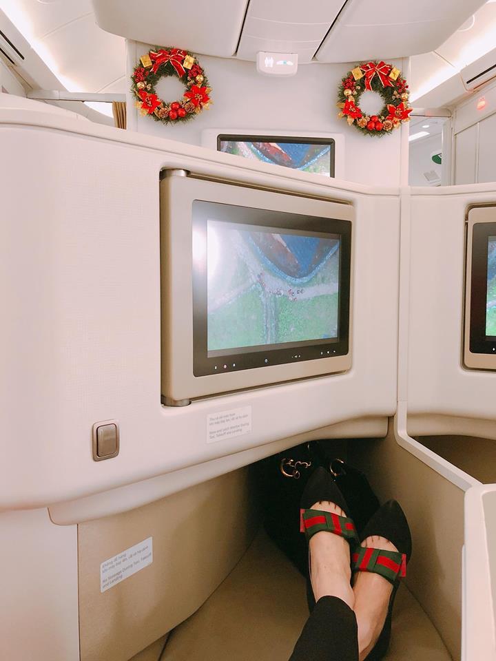 Tin sao Việt: Phan Như Thảo khoe khoảnh khắc cho con bú bất chấp địa hình-7