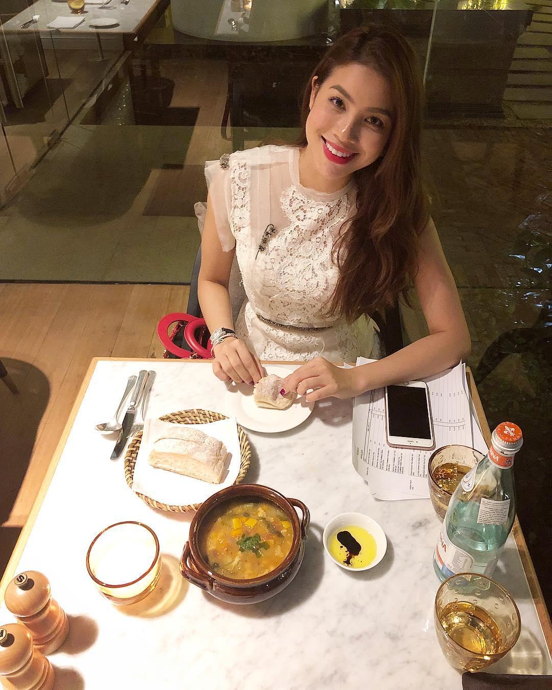 Tin sao Việt: Phan Như Thảo khoe khoảnh khắc cho con bú bất chấp địa hình-10