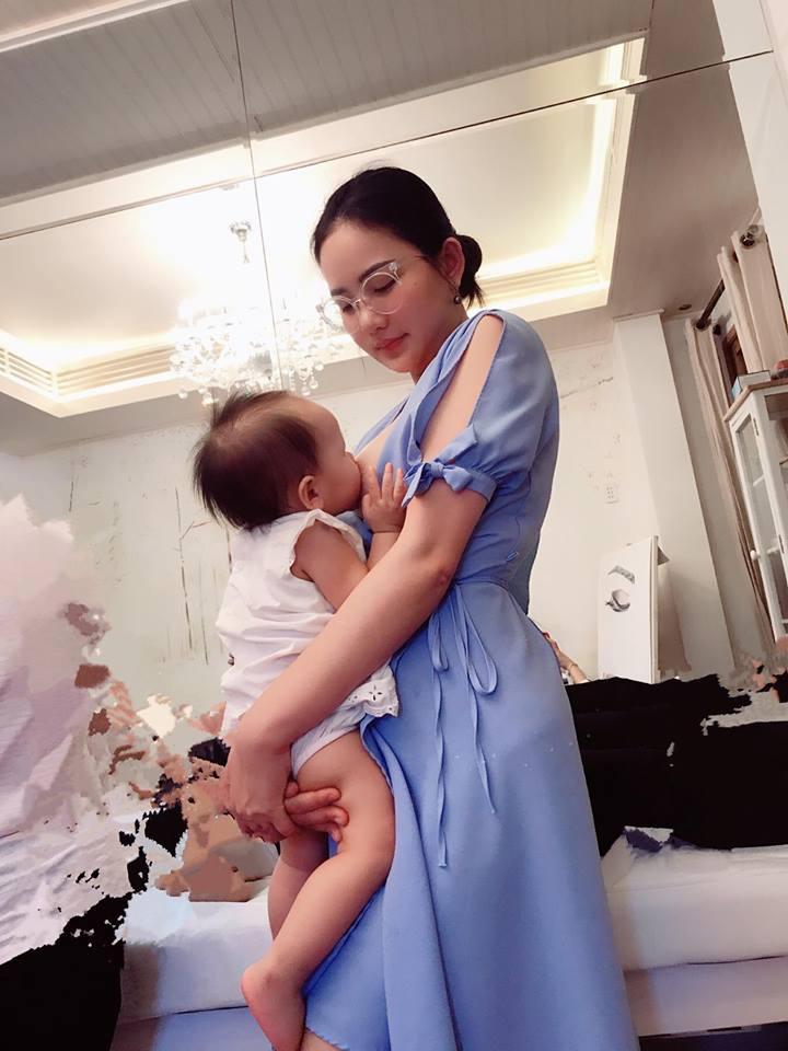 Tin sao Việt: Phan Như Thảo khoe khoảnh khắc cho con bú bất chấp địa hình-1