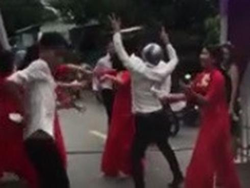 Dàn bê tráp mở nhạc sàn nhảy loạn đường ở An Giang