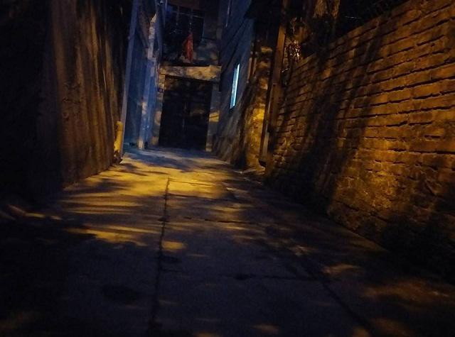 Xóm trọ bé 10 tuổi bị bạo hành: Phòng đó hay có tiếng động lạ, trẻ khóc thét trong đêm-1