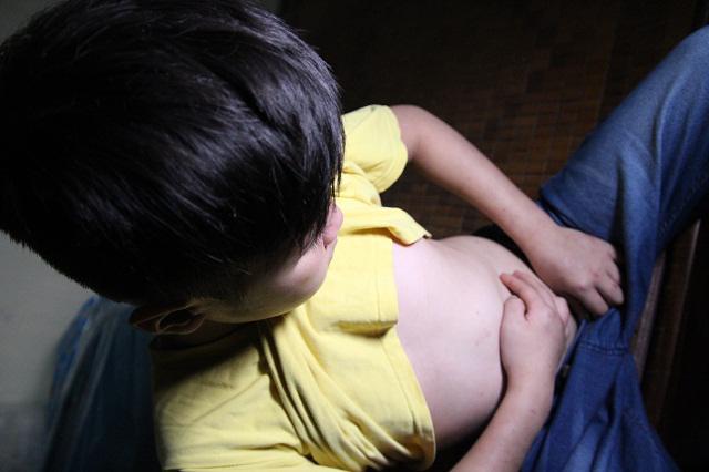 Những vết thương trên cơ thể bé trai 10 tuổi bị bạo hành ai nhìn thấy cũng xót xa-9