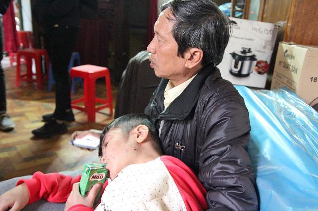 Những vết thương trên cơ thể bé trai 10 tuổi bị bạo hành ai nhìn thấy cũng xót xa-13