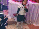 Bé gái 5 tuổi hát 'Tiếng đàn Tiếng đàn Talư' cực hay trong đám cưới 'náo loạn' cả hội trường