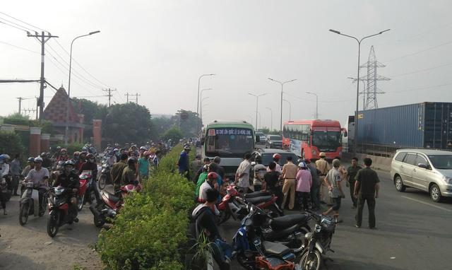 Xe buýt lao dốc, cuốn nhiều người và xe máy vào gầm-1