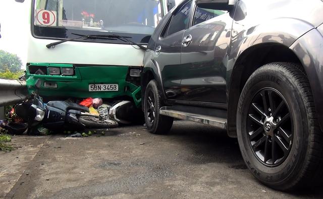 Xe buýt lao dốc, cuốn nhiều người và xe máy vào gầm-3