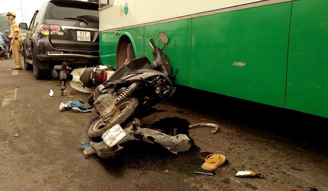 Xe buýt lao dốc, cuốn nhiều người và xe máy vào gầm-4