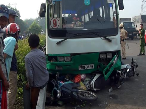 Ford Ranger lộn trên đường sau va chạm liên hoàn, một người tử vong-3
