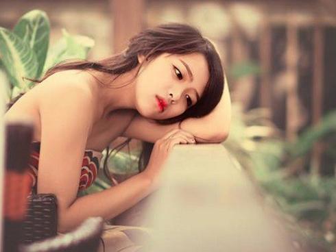 Suốt bữa cơm ở nhà người yêu, em chỉ biết cúi gằm mặt vì ngượng ngùng xấu hổ