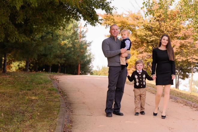 Có nhà không ngủ, cậu bé mang chăn đến nghĩa trang lạnh lẽo ngủ thật ngon bởi lý do cảm động-1