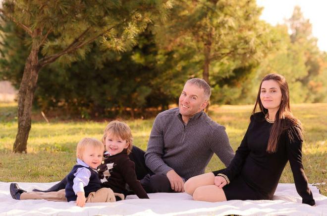 Có nhà không ngủ, cậu bé mang chăn đến nghĩa trang lạnh lẽo ngủ thật ngon bởi lý do cảm động-2