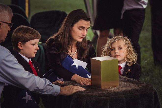 Có nhà không ngủ, cậu bé mang chăn đến nghĩa trang lạnh lẽo ngủ thật ngon bởi lý do cảm động-3