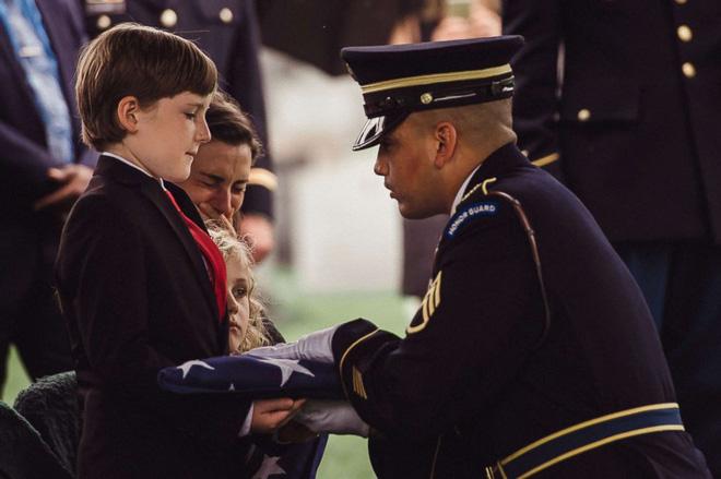 Có nhà không ngủ, cậu bé mang chăn đến nghĩa trang lạnh lẽo ngủ thật ngon bởi lý do cảm động-4