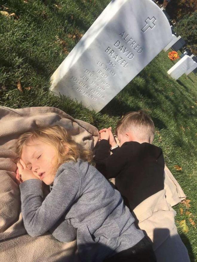 Có nhà không ngủ, cậu bé mang chăn đến nghĩa trang lạnh lẽo ngủ thật ngon bởi lý do cảm động-6