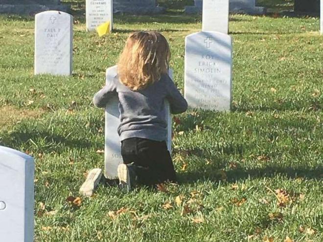 Có nhà không ngủ, cậu bé mang chăn đến nghĩa trang lạnh lẽo ngủ thật ngon bởi lý do cảm động-8