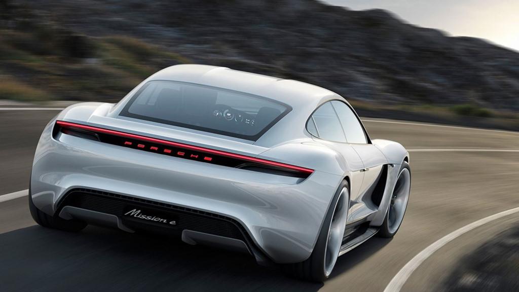 Siêu sedan điện Porsche Mission E chạy thử nghiệm trên phố-7