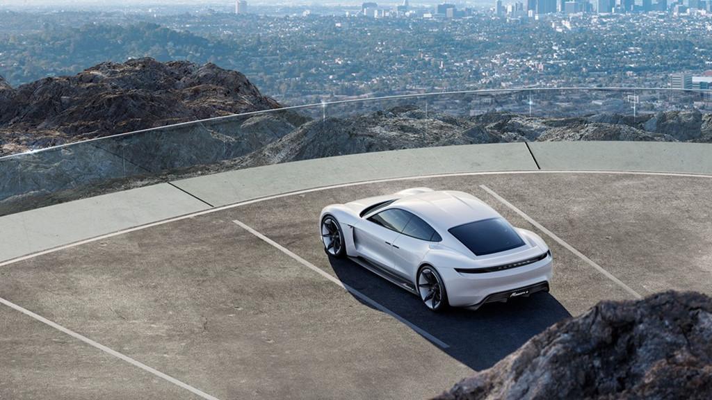 Siêu sedan điện Porsche Mission E chạy thử nghiệm trên phố-10
