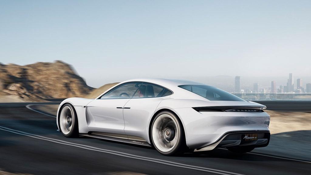 Siêu sedan điện Porsche Mission E chạy thử nghiệm trên phố-8