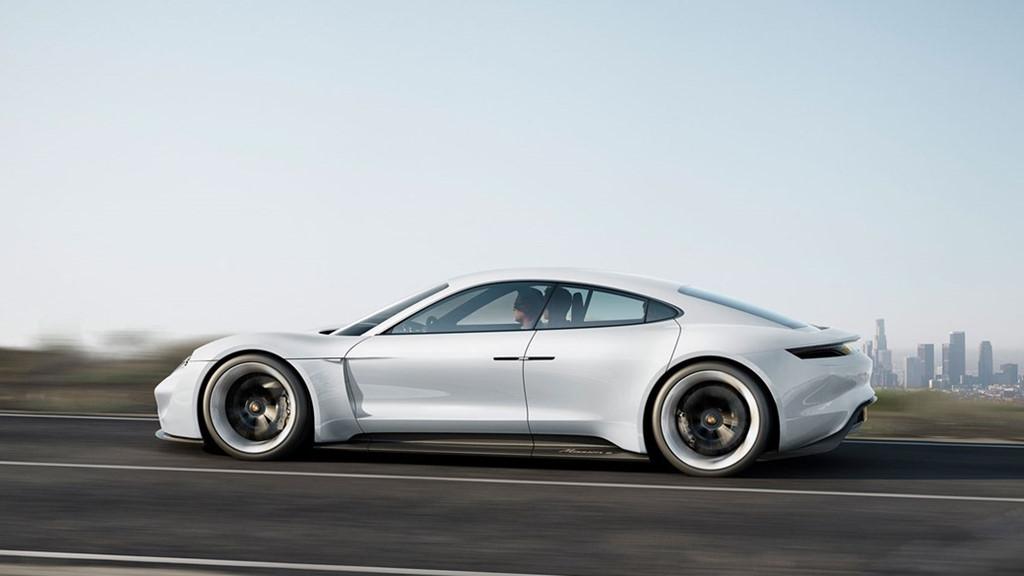 Siêu sedan điện Porsche Mission E chạy thử nghiệm trên phố-9