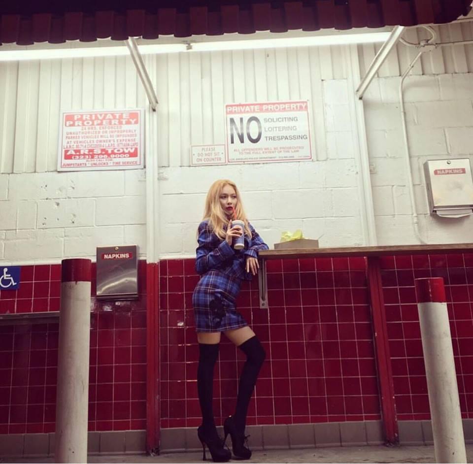 DJ Soda - Tiffany lên đồ sexy khoe vòng 1 gợi cảm nổi bật nhất street style sao Hàn-5