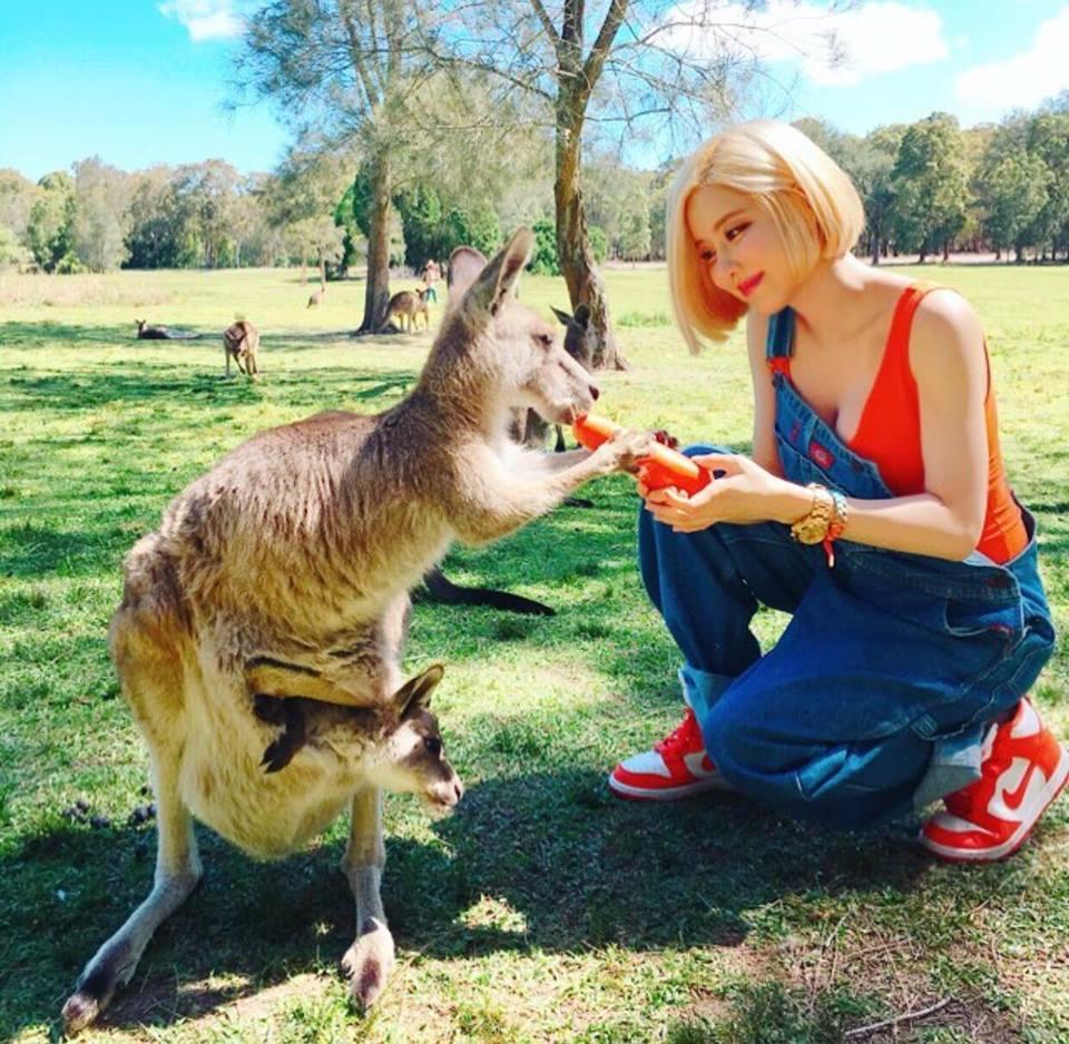 DJ Soda - Tiffany lên đồ sexy khoe vòng 1 gợi cảm nổi bật nhất street style sao Hàn-1