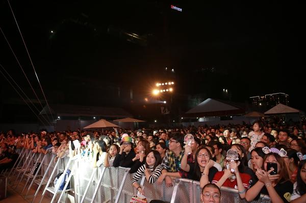 Hàng ngàn khán giả gọi tên Sơn Tùng M-TP áo len đỏ, kính râm đen vừa nhảy vừa hát-1