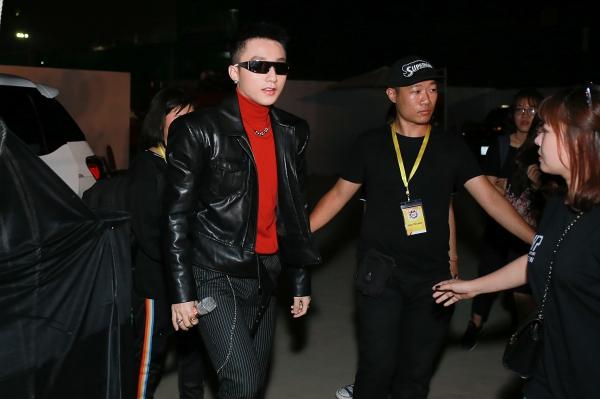 Hàng ngàn khán giả gọi tên Sơn Tùng M-TP áo len đỏ, kính râm đen vừa nhảy vừa hát-2