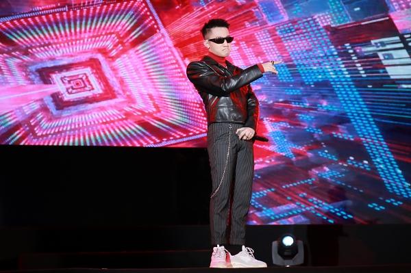 Hàng ngàn khán giả gọi tên Sơn Tùng M-TP áo len đỏ, kính râm đen vừa nhảy vừa hát-3