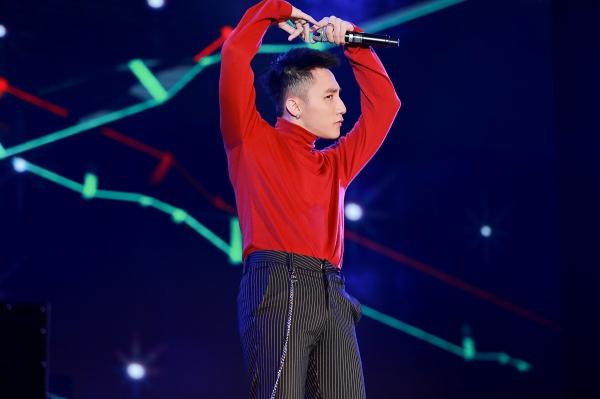 Hàng ngàn khán giả gọi tên Sơn Tùng M-TP áo len đỏ, kính râm đen vừa nhảy vừa hát-9