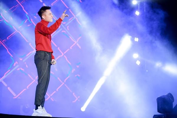 Hàng ngàn khán giả gọi tên Sơn Tùng M-TP áo len đỏ, kính râm đen vừa nhảy vừa hát-10