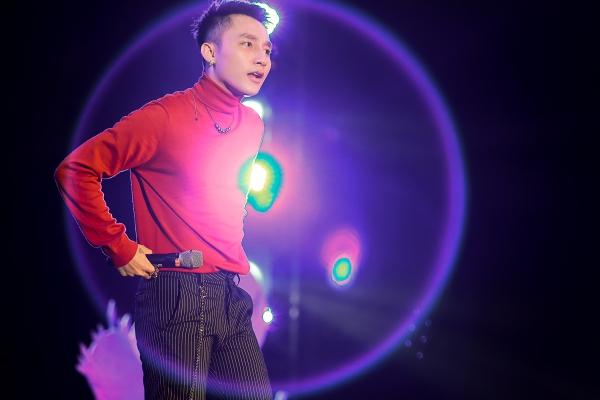 Hàng ngàn khán giả gọi tên Sơn Tùng M-TP áo len đỏ, kính râm đen vừa nhảy vừa hát-11