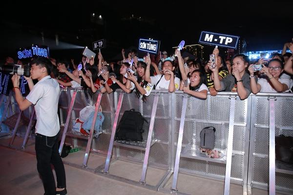 Hàng ngàn khán giả gọi tên Sơn Tùng M-TP áo len đỏ, kính râm đen vừa nhảy vừa hát-12