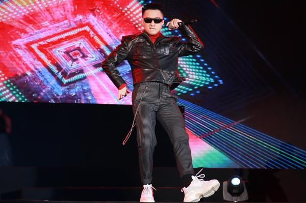 Hàng ngàn khán giả gọi tên Sơn Tùng M-TP áo len đỏ, kính râm đen vừa nhảy vừa hát-4