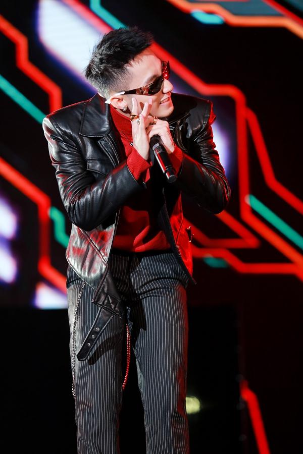 Hàng ngàn khán giả gọi tên Sơn Tùng M-TP áo len đỏ, kính râm đen vừa nhảy vừa hát-6