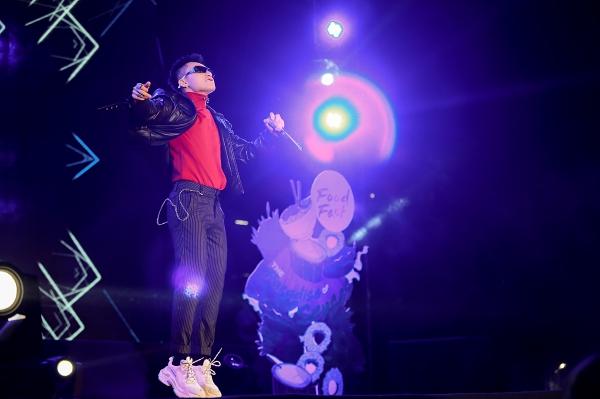 Hàng ngàn khán giả gọi tên Sơn Tùng M-TP áo len đỏ, kính râm đen vừa nhảy vừa hát-7